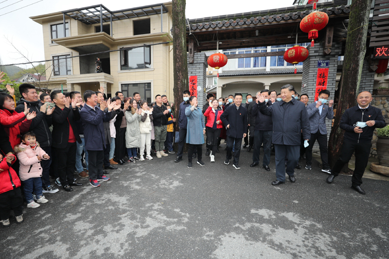 3月29日至4月1日，中共中央总书记、国家主席、中央军委主席习近平在浙江考察。这是3月30日，习近平在湖州市安吉县天荒坪镇余村考察时，向村民们挥手致意。